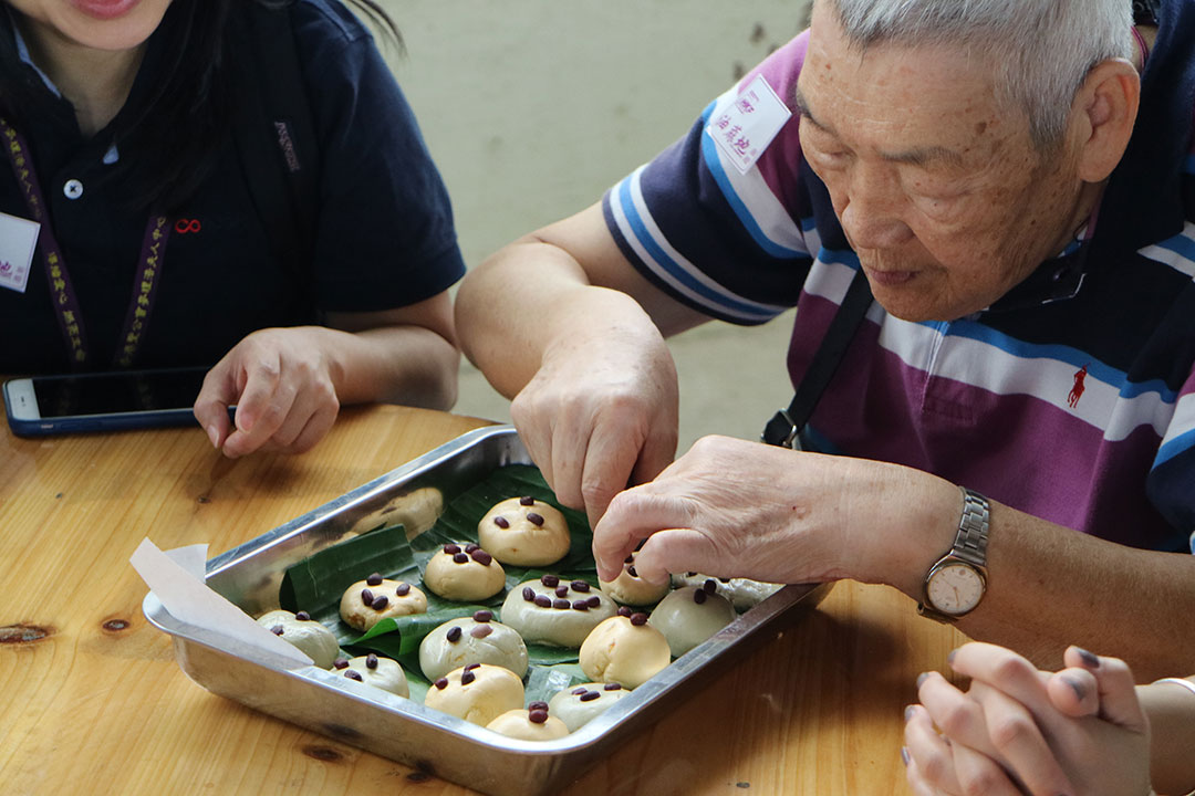陪同圣公會(huì)麥理浩夫人中心長者外出旅行